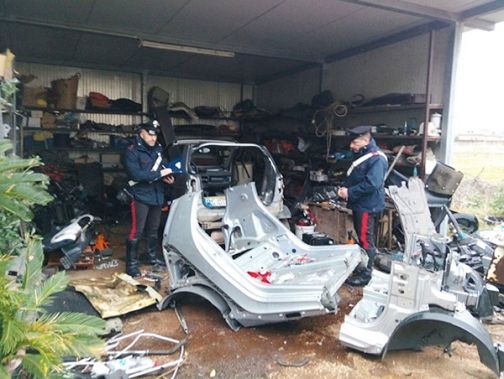 Riciclaggio di auto rubate, cinque arresti dei Carabinieri