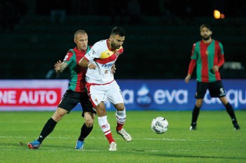 Un momento di gioco di Ternana-Benevento 0-1